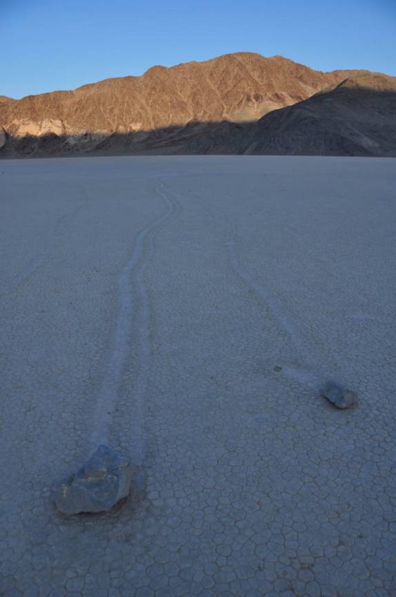 As incríveis pedras que se movem e seus rastros, na Race Track, no Death Valley National Park, na Califórnia - EUA